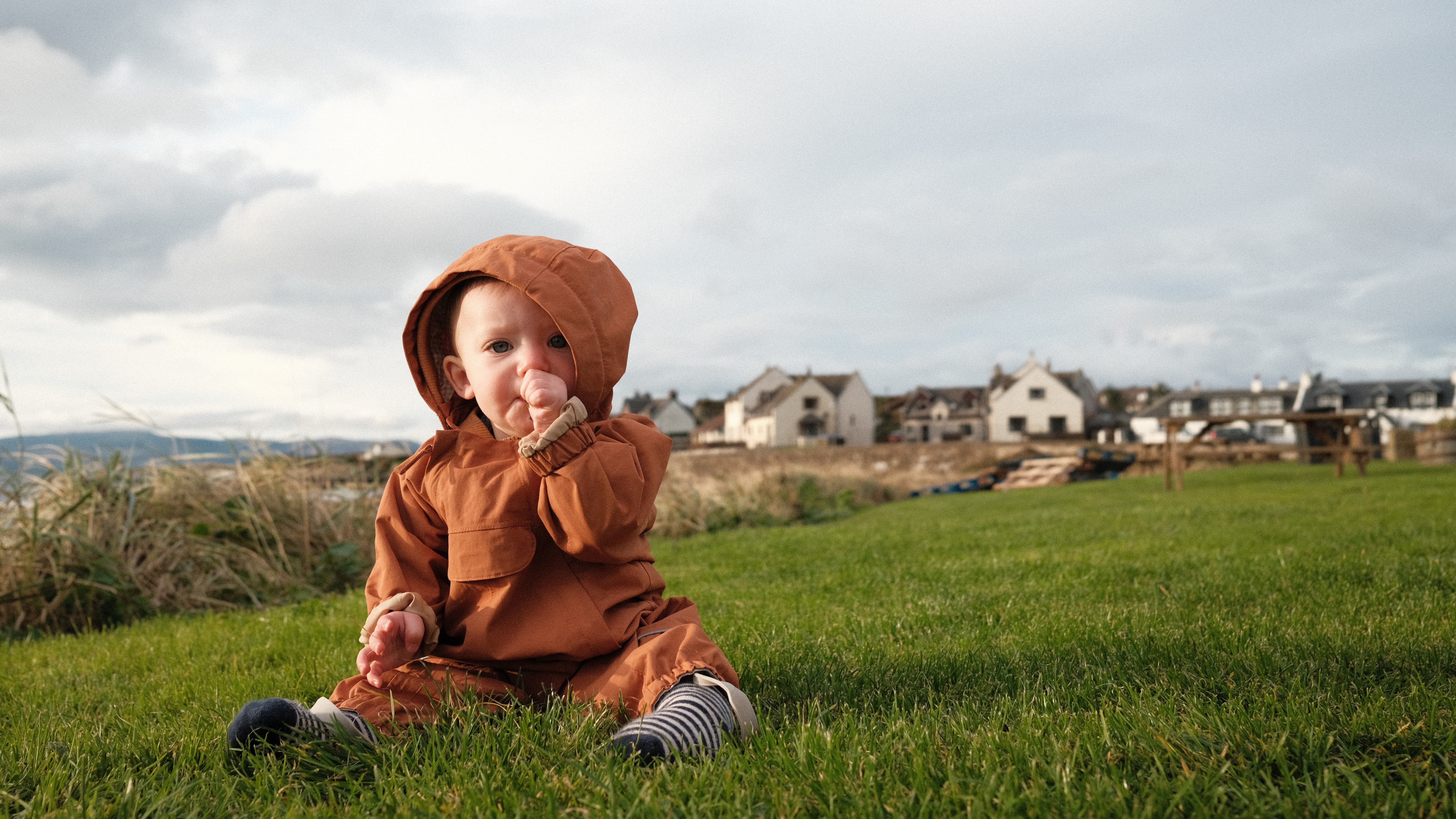 Een minimalistische baby-uitzet